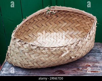 Cesti rustici, realizzati dalla paglia della palma babassu, chiamata cofo, nello stato di Maranhão, a nord-est del Brasile Foto Stock