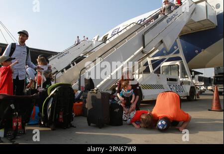 (150714) -- GERUSALEMME, 14 luglio 2015 -- i nuovi immigrati ebrei dal Nord America si inginocchiano al loro arrivo all'aeroporto Ben Gurion vicino a Tel Aviv, Israele, il 14 luglio 2015. 221 nuovi immigrati ebrei dal Nord America sono arrivati in Israele martedì mattina su un volo charter Nefesh B Nefesh dall'aeroporto JFK di New York all'aeroporto Ben Gurion di Tel Aviv. Dai 4 mesi ai 90 anni, i nuovi immigrati includono 32 famiglie e 95 bambini. ) ISRAEL-BEN-GURION AIRPORT-NEW JEWISH IMMIGRA-ARRIVAL GilxCohenxMagen PUBLICATIONxNOTxINxCHN 150714 Gerusalemme 14 luglio 2015 New Jewish Immigra Foto Stock