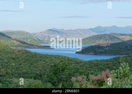 Il lago Koman, un bacino idrico sul fiume Drin, nelle Alpi albanesi nel nord dell'Albania. Koman, Qark Shkodra, Albania, Europa sudorientale Foto Stock