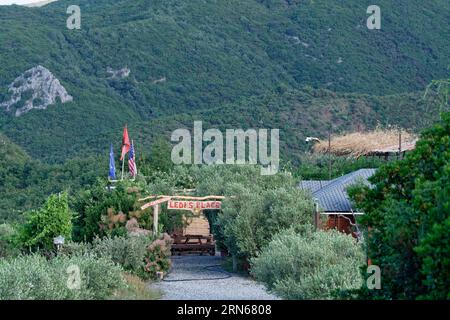 Ledi's Place, ristorante, ostello e campeggio, nelle Alpi albanesi sul Lago di Koman nell'Albania settentrionale. Koman, Qark Shkodra, Albania, Europa sudorientale Foto Stock