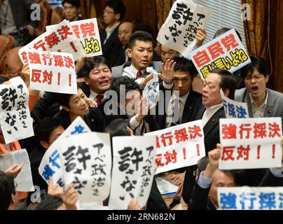 (150715) -- TOKYO, 15 luglio 2015 -- i legislatori dell'opposizione circondano Yasukazu Hamada (2°, R), presidente del comitato speciale della camera bassa sulla legislazione in materia di sicurezza, a Tokyo, in Giappone, il 15 luglio 2015. Una serie di proposte di legge controverse relative alla sicurezza proposte dal blocco di governo del Giappone sono state speronate attraverso una commissione speciale della camera bassa del parlamento giapponese mercoledì a mezzogiorno, spianando la strada per un voto per le proposte di legge in camera piena più tardi. ) (Zhf) JAPAN-TOKYO-LOWER HOUSE-SECURITY BILL-PASS MaxPing PUBLICATIONxNOTxINxCHN 150715 Tokyo luglio 15 2015 opposizione legislatori Surround Yasukazu Hamada 2nd Foto Stock