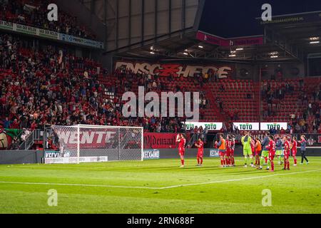 Enschede, Paesi Bassi. 31 agosto 2023. ENSCHEDE, PAESI BASSI - AGOSTO 31: I giocatori del FC twente ringraziano i tifosi per il loro sostegno durante la partita Play-Off Leg 2 tra FC Twente e Fenerbahce al De Grolsch Veste il 31 agosto 2023 a Enschede, Paesi Bassi. (Foto di Joris Verwijst/Orange Pictures) credito: Orange Pics BV/Alamy Live News Foto Stock