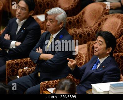 (150715) -- TOKYO, 15 luglio 2015 -- il primo ministro giapponese Shinzo Abe (1°, R) spiega le controverse leggi di sicurezza in un comitato speciale della camera bassa del parlamento giapponese a Tokyo, in Giappone, il 15 luglio 2015. Una serie di proposte di legge controverse relative alla sicurezza proposte dal blocco di governo del Giappone sono state speronate attraverso una commissione speciale della camera bassa del parlamento giapponese mercoledì a mezzogiorno, aprendo la strada per un voto per le leggi in aula più tardi. ) (Zhf) JAPAN-TOKYO-LOWER HOUSE-SECURITY BILL-SHINZO ABE MaxPing PUBLICATIONxNOTxINxCHN 150715 Tokyo 15 luglio 2015 primi ministri giapponesi Shi Foto Stock