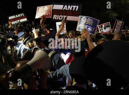 (150715) -- TOKYO, 15 luglio 2015 -- la gente partecipa a una manifestazione di fronte all'edificio del parlamento per protestare contro le controverse leggi sulla sicurezza a Tokyo, in Giappone, 15 luglio 2015. Decine di migliaia di persone hanno preso parte alla manifestazione. ) JAPAN-TOKYO-POLITICS-SECURITY BILL-RALLY Stringer PUBLICATIONxNOTxINxCHN 150715 Tokyo 15 luglio 2015 celebrità partecipano a un raduno davanti al Parlamento per protestare contro le controverse Bills di sicurezza a Tokyo Giappone 15 luglio 2015 decine di migliaia di celebrità hanno preso parte alla dimostrazione Japan Tokyo POLITICS Security Bills Rally Stringer PUBLIC Foto Stock