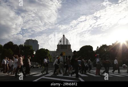 (150715) -- TOKYO, 15 luglio 2015 -- la gente cammina davanti all'edificio del parlamento per partecipare a una manifestazione per protestare contro le controverse leggi sulla sicurezza a Tokyo, in Giappone, 15 luglio 2015. Decine di migliaia di persone hanno preso parte alla manifestazione. ) JAPAN-TOKYO-POLITICS-SECURITY BILL-RALLY Stringer PUBLICATIONxNOTxINxCHN 150715 Tokyo 15 luglio 2015 celebrità camminano di fronte all'edificio del Parlamento per partecipare a un raduno per protestare contro le controverse Bills di sicurezza a Tokyo Giappone 15 luglio 2015 decine di migliaia di celebrità hanno preso parte alla manifestazione Japan Tokyo POLITICS Security Bills Rally Foto Stock