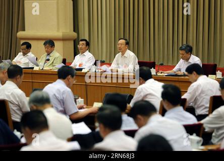 (150715) -- PECHINO, 15 luglio 2015 -- Du Qinglin (Back, 2nd R), membro del segretariato del Comitato centrale del Partito Comunista Cinese e vicepresidente del Comitato nazionale della Conferenza politica consultiva del popolo cinese (CPPCC), tiene un discorso durante una riunione delle organizzazioni di consulenza politica locale per lo scambio di esperienze lavorative, a Pechino, capitale della Cina, 15 luglio 2015. ) (Yxb) CHINA-BEIJING-DU QINGLIN-CPPCC-LOCAL ORGANIZATIONS-MEETING (CN) LiuxWeibing PUBLICATIONxNOTxINxCHN 150715 Pechino 15 luglio 2015 You Qinglin Back 2nd r a member of the Secretariat of the Communis Foto Stock