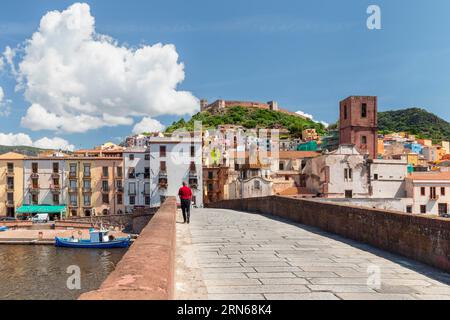 Vista sul temo verso Bosa e il Castello Malaspina, la Provincia di Oristano, la Sardegna, l'Italia, Bosa, Sardegna, Italia Foto Stock