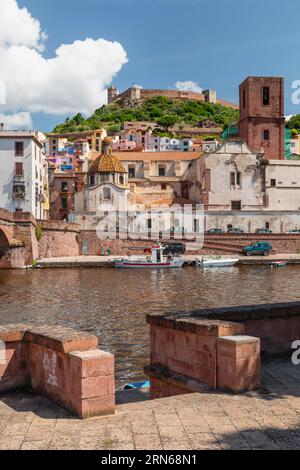 Vista sul temo verso Bosa e il Castello Malaspina, la Provincia di Oristano, la Sardegna, l'Italia, Bosa, Sardegna, Italia Foto Stock