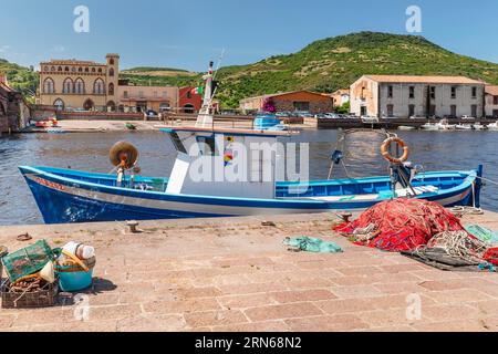 Peschereccio sulle rive del temo, di Bosa, della provincia di Oristano, della Sardegna, dell'Italia, Bosa, Sardegna, Italia Foto Stock