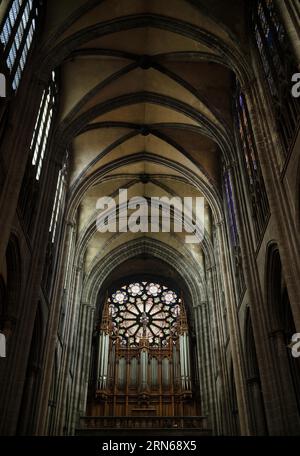 Vista interna della navata, del rosone e dell'organo principale, della cattedrale di Notre-Dame-de-l'Assomption, di Clermont-Ferrand e del dipartimento di Puy-de-Dome Foto Stock