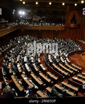 (150716) -- TOKYO, 16 luglio 2015 -- i legislatori dell'opposizione giapponese lasciano la camera bassa per opporsi alle leggi sulla sicurezza a Tokyo, in Giappone, il 16 luglio 2015. La coalizione di governo del Giappone guidata dal primo ministro Shinzo Abe giovedì ha attraversato una serie di controverse leggi di sicurezza nella potente camera bassa della dieta della nazione in mezzo a una forte opposizione pubblica, segnando il più significativo rovesciamento della posizione puramente difensiva della nazione. ) JAPAN-TOKYO-LOWER HOUSE-SECURITY BILL-PASS MaxPing PUBLICATIONxNOTxINxCHN 150716 Tokyo 16 luglio 2015 i legislatori giapponesi dell'opposizione lasciano il basso Foto Stock