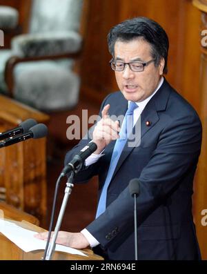 (150716) -- TOKYO, 16 luglio 2015 -- Katsuya Okada, capo del principale partito di opposizione giapponese del Partito Democratico del Giappone (DPJ), critica le controverse proposte di legge sulla sicurezza nella seduta plenaria della camera bassa a Tokyo, in Giappone, il 16 luglio 2015. La coalizione di governo del Giappone guidata dal primo ministro Shinzo Abe giovedì ha attraversato una serie di controverse leggi di sicurezza nella potente camera bassa della dieta della nazione in mezzo a una forte opposizione pubblica, segnando il più significativo rovesciamento della posizione puramente difensiva della nazione. ) JAPAN-TOKYO-LOWER HOUSE-SECURITY BILL-PASS MAXPING PUBLICATIONX Foto Stock