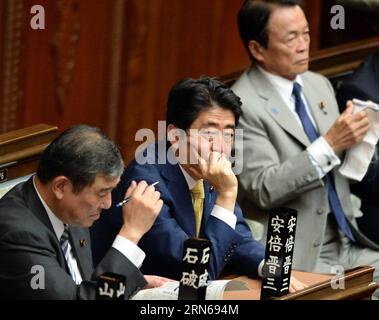 (150716) -- TOKYO, 16 luglio 2015 -- il primo ministro giapponese Shinzo Abe (C) ascolta le dichiarazioni dei legislatori dell'opposizione sulle controverse proposte di legge sulla sicurezza alla camera bassa di Tokyo, in Giappone, il 16 luglio 2015. La coalizione di governo del Giappone guidata dal primo ministro Shinzo Abe giovedì ha attraversato una serie di controverse leggi di sicurezza nella potente camera bassa della dieta della nazione in mezzo a una forte opposizione pubblica, segnando il più significativo rovesciamento della posizione puramente difensiva della nazione. ) JAPAN-TOKYO-LOWER HOUSE-SECURITY BILL-PASS MaxPing PUBLICATIONxNOTxINxCHN 150716 Tokyo Foto Stock