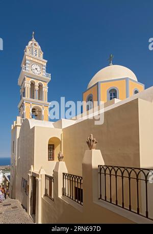 La cupola e la chiesa-torre della cattedrale cattolica di San Giovanni Battista, Fira, Santorini, Grecia Foto Stock