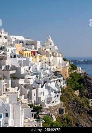 Vista delle ville e delle case sulla scogliera, Fira, Santorini, Grecia Foto Stock