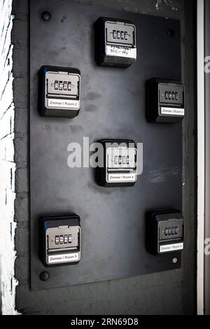Serrature a combinazione per le chiavi depositate per accedere alle camere in un ostello in Duesseldorf Foto Stock