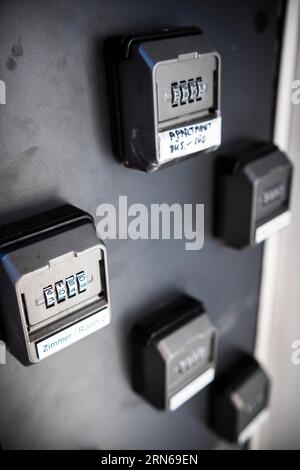 Serrature a combinazione per le chiavi depositate per accedere alle camere in un ostello in Duesseldorf Foto Stock