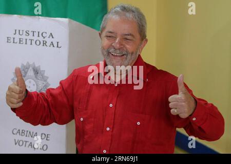 (150716) -- BRASILIA, 16 luglio 2015 -- immagine scattata il 26 ottobre 2014 mostra l'ex presidente brasiliano Luiz Inacio Lula da Silva che reagisce dopo aver espresso il suo voto durante il secondo turno delle elezioni presidenziali a San Bernardo do campo, lo stato di San Paolo, Brasile. Secondo la stampa locale, i pubblici ministeri brasiliani hanno annunciato un'indagine sulla presunta influenza vendicando dall'ex presidente Luiz Inacio Lula da Silva per conto della costruzione scandalosa di Odebrecht. Nilton Fukuda/) (vf) BRAZIL OUT BRAZIL-BRASILIA-POLITICS-LULA da SILVA AgenciaxEstado PUBLICATIONxNOTxINxCHN 150716 Brasilia 16 luglio 2015 Foto Stock