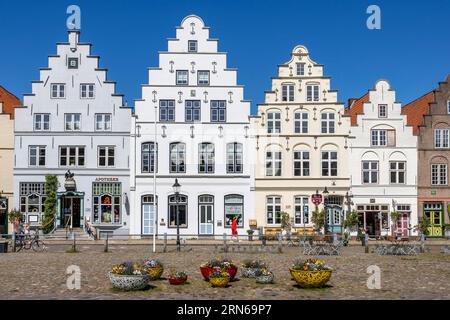 Case storiche sulla piazza del mercato di Friedrichstadt, case a gradini, case dei mercanti olandesi, Friedrichstadt, Frisia settentrionale Foto Stock