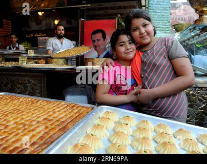 AKTUELLES ZEITGESCHEHEN <xme feiern Tag des Fastenbrechens (150717) - DAMASCO, 16 luglio 2015 -- i bambini siriani si pongono in un mercato in vista della festa Eid al-Fitr a Damasco, Siria, 16 luglio 2015. EID al-Fitr, anche chiamata Festa della rottura del digiuno, è un'importante festa religiosa celebrata dai musulmani in tutto il mondo, che segna la fine del Ramadan, il mese sacro islamico del digiuno. (Zjy) SIRIA-DAMASCO-EID AL-FITR-PREPARAZIONI Ammar PUBLICATIONxNOTxINxCHN notizie eventi attuali i musulmani celebrano la giornata dei Fastenbrechens 150717 Damasco 16 luglio 2015 i bambini siriani si pongono A un mercato in vista Foto Stock