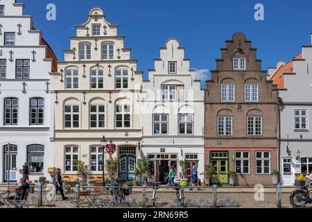 Case storiche sulla piazza del mercato di Friedrichstadt, case a gradini, case dei mercanti olandesi, Friedrichstadt, Frisia settentrionale Foto Stock