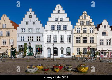 Case storiche sulla piazza del mercato di Friedrichstadt, case a gradini, case dei mercanti olandesi, Friedrichstadt, Frisia settentrionale Foto Stock
