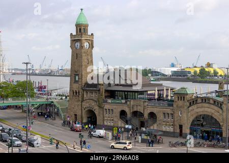 Torre del livello dell'acqua, Torre dell'orologio, St. Pauli Landungsbruecken, Landungsbruecke 4, porto, città anseatica di Amburgo, paese Amburgo, Germania settentrionale Foto Stock