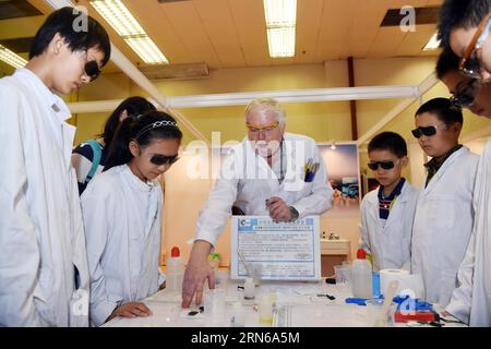 (150717) -- PECHINO, 17 luglio 2015 -- Uno scienziato dell'ufficio di Pechino della Royal Society of Chemistry britannica aiuta i bambini a fare esperimenti al China Science Festival 2015 a Pechino, Cina, 17 luglio 2015. Il China Science Festival 2015 ha avuto inizio venerdì al centro espositivo di Pechino, attirando 125 organizzazioni, istituti e imprese provenienti da 12 paesi e regioni. Il tema del festival è la luce e il colore. ) (zhs) CHINA-BEIJING-SCIENCE FESTIVAL (CN) ChenxYehua PUBLICATIONxNOTxINxCHN 150717 Pechino 17 luglio 2015 scienziato del Royal Soci dell'Ufficio di Pechino della Gran Bretagna Foto Stock