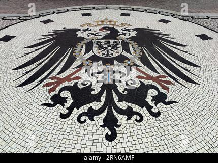 Mosaico con aquila imperiale di fronte al Municipio nuovo, Schlossplatz, capitale dello stato Wiesbaden, Assia, Germania Foto Stock