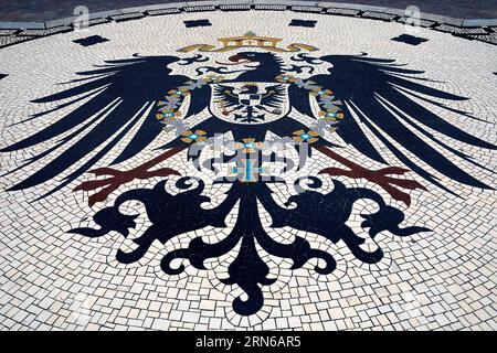 Mosaico con aquila imperiale di fronte al Municipio nuovo, Schlossplatz, capitale dello stato Wiesbaden, Assia, Germania Foto Stock