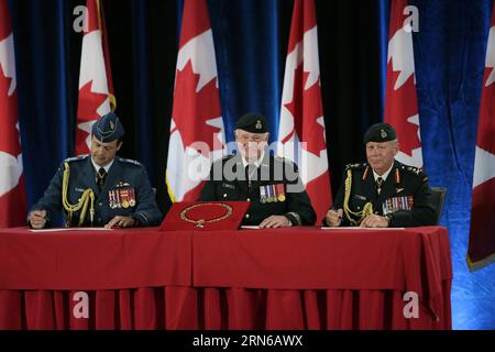 (150717) -- OTTAWA, 17 luglio 2015 -- il capo di stato maggiore uscente della difesa generale Tom Lawson (L), il governatore generale del Canada e il comandante in capo David Johnston (C) e il nuovo capo di stato maggiore della difesa generale Jonathan Vance assistono a una cerimonia di cambio di comando presso lo Shaw Centre di Ottawa, Canada, il 17 luglio 2015. Il generale Jonathan Vance ha ufficialmente sostituito il generale Tom Lawson come capo dello staff della difesa (CDS) del Canada qui venerdì mattina. CANADA-OTTAWA-NUOVO CAPO DELLA DIFESA-CERIMONIA DavidxKawai PUBLICATIONxNOTxINxCHN 150717 Ottawa 17 luglio 2015 Capo uscente di Stato maggiore della difesa generale Tom L. Foto Stock