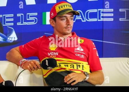 Charles Leclerc di Monaco alla guida della (16) Scuderia Ferrari SF-23 durante la conferenza stampa dei piloti al Gran Premio d'Italia di Formula 1 Pirelli 2023 il 31 agosto 2023 a Monza. Crediti: Luca Rossini/e-Mage/Alamy Live News Foto Stock