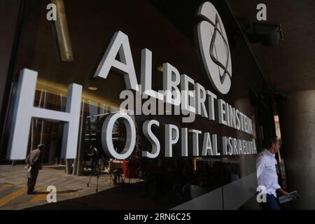 SAN PAOLO, 19 luglio 2015 -- Una persona esce dall'ospedale Albert Einstein, dove l'ex calciatore brasiliano Edson Arantes do Nascimento, noto come Pele, è ricoverato a San Paolo, in Brasile, il 19 luglio 2015. Football grande Pele è stato ricoverato in ospedale meno di tre mesi dopo essere stato sottoposto a chirurgia prostatica. Il 74enne è stato curato per un nervo intrappolato nella schiena all'ospedale Albert Einstein di San Paolo, i media locali hanno riferito sabato. Rahel Patrasso) (jp) (SP)BRAZIL-SAO PAULO-SOCCER-PELE e RahelxPatrasso PUBLICATIONxNOTxINxCHN Sao Paulo 19 luglio 2015 una persona OTTIENE Foto Stock