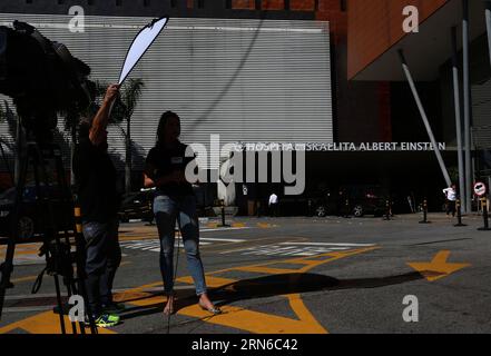 SAN PAOLO, 19 luglio 2015 -- i giornalisti lavorano di fronte all'Albert Einstein Hospital, dove l'ex calciatore brasiliano Edson Arantes do Nascimento, noto come Pele, è ricoverato a San Paolo, in Brasile, il 19 luglio 2015. Football grande Pele è stato ricoverato in ospedale meno di tre mesi dopo essere stato sottoposto a chirurgia prostatica. Il 74enne è stato curato per un nervo intrappolato nella schiena all'ospedale Albert Einstein di San Paolo, i media locali hanno riferito sabato. Rahel Patrasso) (jp) (SP)BRAZIL-SAO PAULO-SOCCER-PELE e RahelxPatrasso PUBLICATIONxNOTxINxCHN Sao Paulo 19 luglio 2015 giornalisti Foto Stock