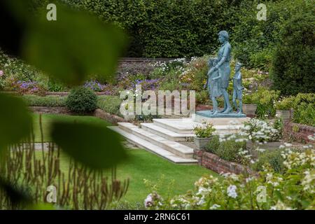 Kensington Palace, Londra, 31 agosto 2023. Diana, Statua della Principessa di Galles, nel Giardino sommerso a Kensington Palace, l'ex casa della Principessa, in occasione del 26° anniversario della morte della defunta 'Regina di cuori'. La Principessa è morta in un incidente stradale a Parigi in questo giorno nel 1997. Foto di Amanda Rose/Alamy Live News Foto Stock