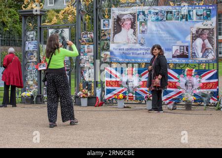 Kensington Palace, Londra, 31 agosto 2023. I fan reali e i benestanti hanno lasciato tributi floreali, striscioni, foto e carte alle porte di Kensington Palace, l'ex casa di Diana, principi di Galles in memoria della defunta "Regina di cuori" nel 26 ° anniversario della sua morte. La Principessa è morta in un incidente stradale a Parigi in questo giorno nel 1997. Foto di Amanda Rose/Alamy Live News Foto Stock