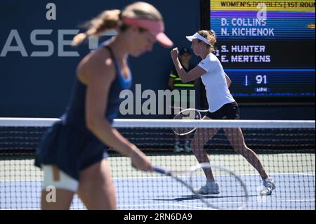 New York, USA. 31 agosto 2023. La belga Elise Mertens (bianca) e la partner australiana Storm Hunter giocano contro l'Ucraina Nadiia Kichenok e Danielle Collins degli Stati Uniti durante il primo turno di doppio femminile, partecipando al torneo di tennis US Open 2023, presso l'USTA Billie Jean King National Tennis Center, Flushing Corona Park, New York, NY, agosto 31, 2023. (foto di Anthony Behar/Sipa USA) credito: SIPA USA/Alamy Live News Foto Stock