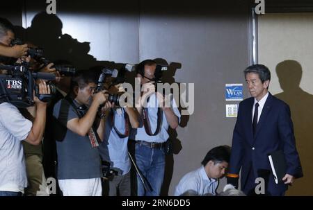 (150721) -- TOKYO, 21 luglio 2015 -- il presidente Toshiba Hisao Tanaka (1st R) arriva a una conferenza stampa a Tokyo, capitale del Giappone, il 21 luglio 2015. Tanaka ha annunciato di essersi dimesso dalla sua posizione per il problema contabile. ) GIAPPONE-TOKYO-TOSHIBA PRESIDENTE-RASSEGNAZIONE-CONFERENZA STAMPA Stringer PUBLICATIONxNOTxINxCHN 150721 Tokyo 21 luglio 2015 il presidente Toshiba Hisao Tanaka 1st r arriva a una conferenza stampa a Tokyo capitale del Giappone IL 21 luglio 2015 Tanaka ha annunciato che Thatcher si è dimesso dalla sua posizione per il problema del reclutamento Giappone Tokyo Toshiba Presidente rassegnazione Press Foto Stock