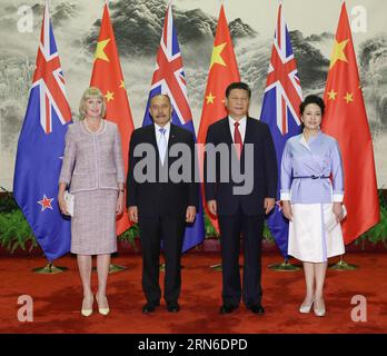 (150721) -- PECHINO, 21 luglio 2015 -- il presidente cinese Xi Jinping (2nd R) e sua moglie Peng Liyuan (1st R) posano per una foto di gruppo con il governatore generale della nuova Zelanda Jerry Mateparae (2nd L) e sua moglie nella sala grande del popolo di Pechino, capitale della Cina, il 21 luglio 2015. )(mcg) CHINA-BEIJING-XI JINPING-NEW ZEALAND-JERRY MATEPARAE-WELCOMING CEREMEMENT (CN) LanxHongguang PUBLICATIONxNOTxINxCHN 150721 Pechino 21 luglio 2015 il presidente cinese Xi Jinping 2nd r e sua moglie Peng Liyuan 1st r posano per una foto di gruppo con il governatore generale della nuova Zelanda Jerry Mateparae 2nd l e sua moglie AL The Great Foto Stock