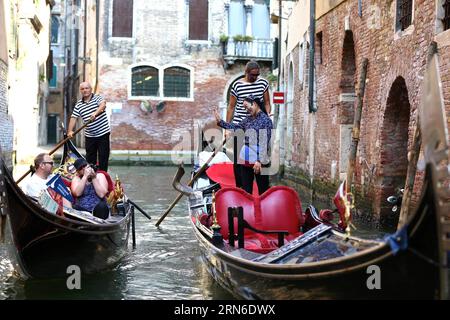 (150722) -- VENEZIA, 21 luglio 2015 -- Un turista in gondola scatta foto a Wu Juan (R, fronte), una chiatta di Zhouzhuang, a Venezia, Italia, il 21 luglio 2015. Durante l'Expo Milano 2015, China S Zhouzhuang tiene un seminario a Milano e un evento chiamato A tale of Two Cities in Venice per presentare la cultura cinese di Water Town . )(bxq) ITALIA-VENEZIA-ZHOU ZHUANG-BARGE WOMAN JinxYu PUBLICATIONxNOTxINxCHN 150722 Venezia 21 luglio 2015 un turista in gondola scatta foto di Wu Juan r Front una Barge Woman di Zhou Zhuang a Venezia Italia IL 21 luglio 2015 durante l'EXPO Milano 2015 China S Zhou Zhuang h Foto Stock