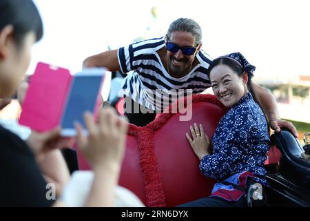 (150722) -- VENEZIA, 21 luglio 2015 -- Wu Juan (R), una chiatta di Zhouzhuang, posa per foto con un gondoliere a Venezia, Italia, il 21 luglio 2015. Durante l'Expo Milano 2015, China S Zhouzhuang tiene un seminario a Milano e un evento chiamato A tale of Two Cities in Venice per presentare la cultura cinese di Water Town . )(bxq) ITALY-VENICE-ZHOU ZHUANG-BARGE WOMAN JinxYu PUBLICATIONxNOTxINxCHN 150722 Venezia 21 luglio 2015 Wu Juan r una Barge Woman di Zhou Zhuang posa per foto con un gondoliere a Venezia Italia IL 21 luglio 2015 durante l'EXPO Milano 2015 China S Zhou Zhuang tiene un seminario a Milano Foto Stock