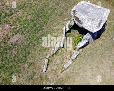 Vista aerea di un dolmen, una tomba preistorica. Anta da Barrosa, Praia de ancora. Portogallo settentrionale. Foto Stock