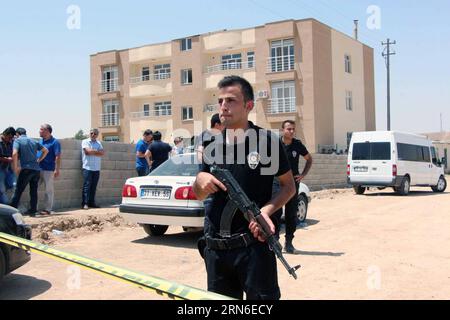 (150722) -- ANKARA, 22 luglio 2015 -- Un poliziotto sta di guardia fuori dall'appartamento dove la sparatoria è avvenuta nella provincia sud-orientale di Sanliurfa in Turchia, 22 luglio 2015. L'ala militare del Partito dei lavoratori curdi (PKK) ha rivendicato la responsabilità per l'uccisione di due agenti di polizia nella provincia sud-orientale di Sanliurfa in Turchia mercoledì, l'emittente locale di notizie NTV ha riferito. ) TURKEY-SANLIURFA-POLICE-KILLING-PKK MeritxMacit PUBLICATIONxNOTxINxCHN 150722 Ankara 22 luglio 2015 un poliziotto si erge a guardia fuori dall'appartamento dove è avvenuta la sparatoria a sud-est di Sanliurfa Foto Stock