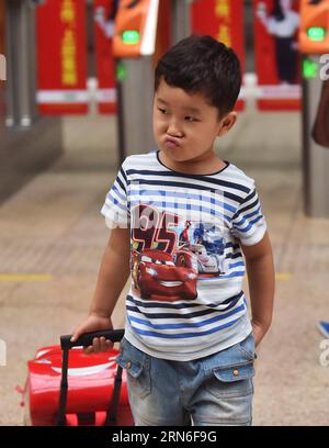 (150724) -- PECHINO, 24 luglio 2015 -- Un ragazzo aspetta l'imbarco del treno alla stazione ferroviaria di Pechino Sud a Pechino, 24 luglio 2015. L'Ufficio ferroviario di Pechino ha visto di recente un picco di viaggi estivi. )(mcg) CHINA-BEIJING-RAILWAY TRANSPORTATION (CN) LixWen PUBLICATIONxNOTxINxCHN 150724 Pechino 24 luglio 2015 un ragazzo aspetta l'imbarco in treno ALLA stazione ferroviaria di Pechino Sud a Pechino 24 luglio 2015 l'Ufficio ferroviario di Pechino ha assistito a un picco di viaggio estivo recentemente MCG China Beijing Railway Transportation CN LixWen PUBLICATIONxNOTxINxCHN Foto Stock