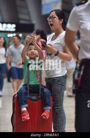 (150724) -- PECHINO, 24 luglio 2015 -- i passeggeri aspettano l'imbarco in treno alla stazione ferroviaria di Pechino Sud a Pechino, 24 luglio 2015. L'Ufficio ferroviario di Pechino ha visto di recente un picco di viaggi estivi. )(mcg) CHINA-BEIJING-RAILWAY TRANSPORTATION (CN) LixWen PUBLICATIONxNOTxINxCHN 150724 Pechino 24 luglio 2015 passeggeri in attesa di imbarco in treno ALLA stazione ferroviaria di Pechino Sud a Pechino 24 luglio 2015 l'Ufficio ferroviario di Pechino ha assistito a un picco di viaggio estivo recentemente MCG China Beijing Railway Transportation CN LixWen PUBLICATIONxNOTxINxCHN Foto Stock