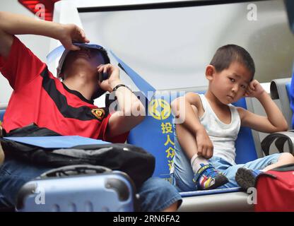 (150724) -- PECHINO, 24 luglio 2015 -- i passeggeri aspettano l'imbarco in treno alla stazione ferroviaria di Pechino Sud a Pechino, 24 luglio 2015. L'Ufficio ferroviario di Pechino ha visto di recente un picco di viaggi estivi. )(mcg) CHINA-BEIJING-RAILWAY TRANSPORTATION (CN) LixWen PUBLICATIONxNOTxINxCHN 150724 Pechino 24 luglio 2015 passeggeri in attesa di imbarco in treno ALLA stazione ferroviaria di Pechino Sud a Pechino 24 luglio 2015 l'Ufficio ferroviario di Pechino ha assistito a un picco di viaggio estivo recentemente MCG China Beijing Railway Transportation CN LixWen PUBLICATIONxNOTxINxCHN Foto Stock