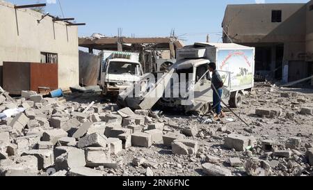 (150725) -- FALLUJAH, 25 luglio 2015 -- Un uomo ispeziona un veicolo danneggiato dopo un attacco aereo dell'aeronautica irachena nella città di Fallujah, sequestrata dai militanti dello Stato Islamico (IS), a circa 50 chilometri a ovest di Baghdad, Iraq, il 25 luglio 2015. Almeno quattro lavoratori sono stati uccisi e altri nove feriti durante l'attentato di sabato. Sami Jawad) IRAQ-FALLUJAH-BOMBARDAMENTO Dawood PUBLICATIONxNOTxINxCHN 150725 Fallujah luglio 25 2015 un uomo ispeziona un veicolo danneggiato dopo un attacco aereo da parte dell'aeronautica irachena nello Stato islamico È militante sequestrato città di Fallujah circa 50 chilometri AD OVEST di Baghdad Iraq IL 25 luglio 20 Foto Stock