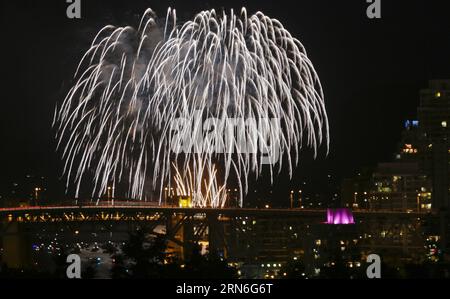 (150726) -- VANCOUVER, - il Team China mostra il suo spettacolo pirotecnico durante la 25a celebrazione della luce a English Bay a Vancouver, Canada, 25 luglio 2015. La 25a celebrazione annuale della luce ha preso il via sabato sera con il team China che ha illuminato i cieli di Vancouver che ha attirato circa 400 mila persone lungo la English Bay a Vancouver. Quest'anno il concorso fuochi d'artificio comprende la squadra Cina, Brasile e Canada. ) CANADA-VANCOUVER-FUOCHI D'ARTIFICIO Liangxsen PUBLICATIONxNOTxINxCHN 150726 Vancouver Team China espone il suo spettacolo pirotecnico durante la 25a celebrazione della luce ALLA English Bay di va Foto Stock