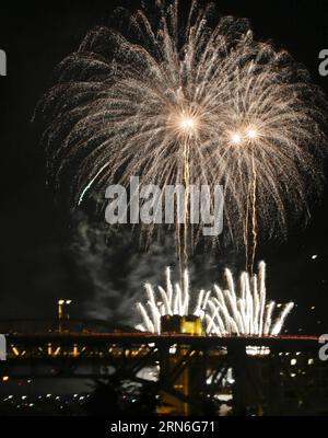 (150726) -- VANCOUVER, - il Team China mostra il suo spettacolo pirotecnico durante la 25a celebrazione della luce a English Bay a Vancouver, Canada, 25 luglio 2015. La 25a celebrazione annuale della luce ha preso il via sabato sera con il team China che ha illuminato i cieli di Vancouver che ha attirato circa 400 mila persone lungo la English Bay a Vancouver. Quest'anno il concorso fuochi d'artificio comprende la squadra Cina, Brasile e Canada. ) CANADA-VANCOUVER-FUOCHI D'ARTIFICIO Liangxsen PUBLICATIONxNOTxINxCHN 150726 Vancouver Team China espone il suo spettacolo pirotecnico durante la 25a celebrazione della luce ALLA English Bay di va Foto Stock