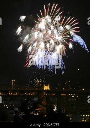 (150726) -- VANCOUVER, - il Team China mostra il suo spettacolo pirotecnico durante la 25a celebrazione della luce a English Bay a Vancouver, Canada, 25 luglio 2015. La 25a celebrazione annuale della luce ha preso il via sabato sera con il team China che ha illuminato i cieli di Vancouver che ha attirato circa 400 mila persone lungo la English Bay a Vancouver. Quest'anno il concorso fuochi d'artificio comprende la squadra Cina, Brasile e Canada. ) CANADA-VANCOUVER-FUOCHI D'ARTIFICIO Liangxsen PUBLICATIONxNOTxINxCHN 150726 Vancouver Team China espone il suo spettacolo pirotecnico durante la 25a celebrazione della luce ALLA English Bay di va Foto Stock